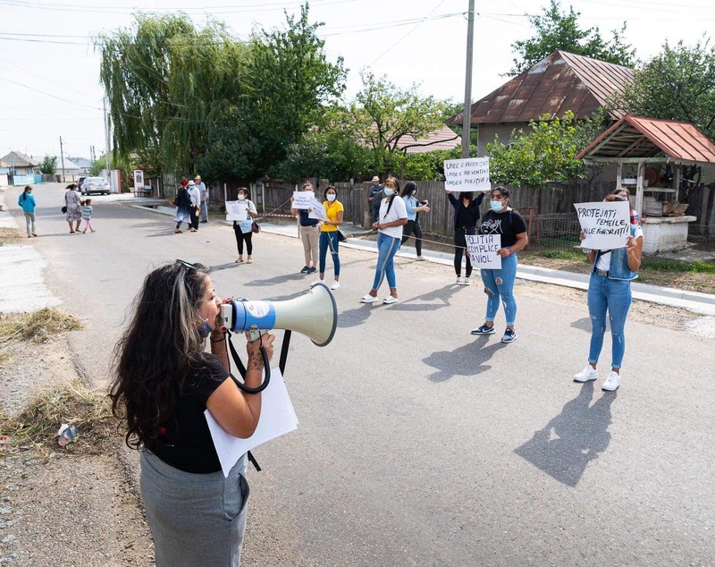 Protest în fața Poliției din Valea Seacă, Bacău, după ce autoritățile au ignorat mai multe plângeri de viol. „Îi încurajează și mai mult pe violatori”