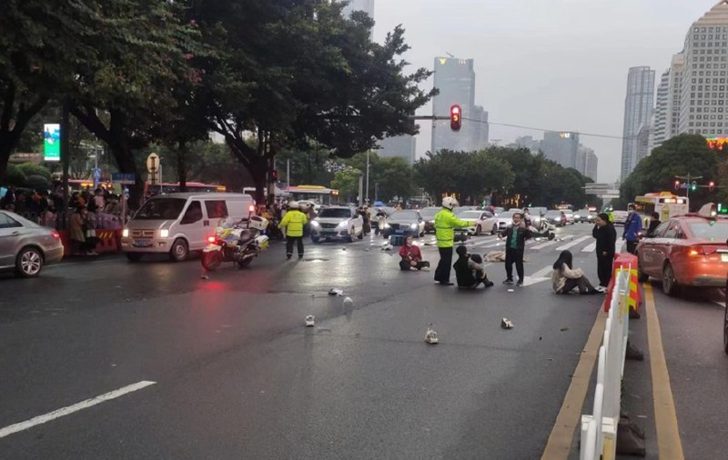 Șoferul de 22 de ani al unui BMW a aruncat cu bani pe stradă, după ce a ucis 5 oameni și a rănit 13, pe trecere, în China