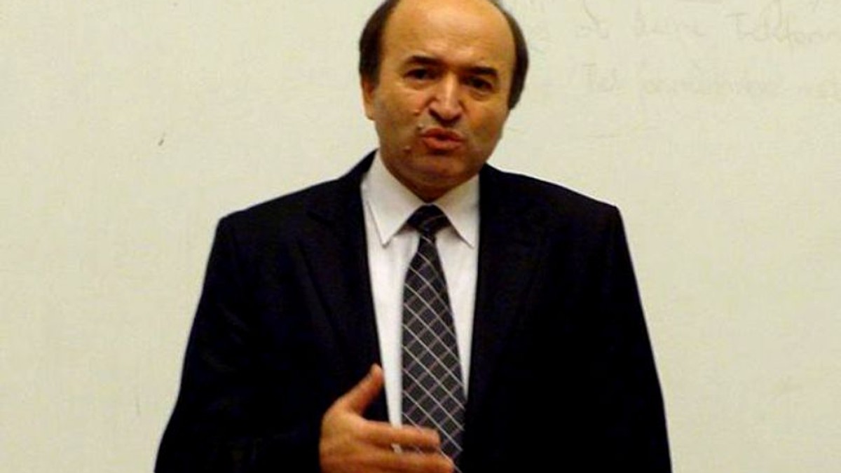 Ministrul Justiției, Tudorel Toader, a uitat că Liviu Dragnea are o condamnare definitivă, în dosarul Referendumului, și i-a luat apărarea când a fost întrebat de ce liderul PSD poate fi președintele Camerei Deputaților, dar un om care iese din penitenciar după o condamnare nu se poate angaja ca muncitor calificat la aceeași instituție. Tudorel Toader a vorbit despre ”egalitate”, dar cu condiția ca persoanele evaluate să fie ”în aceeași ipoteză”. Ministrul Justiției a precizat că Liviu Dragnea ”a fost condamnat în primă instanță, nu definitiv” și nu poate fi pus la egalitate cu o persoană care iese din penitenciar. ”Egalitatea este numai în cadrul aceleiași categorii”, a spus Toader.