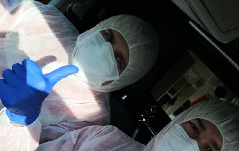 Paramedici trimişi la un pacient suspect de coronavirus în costume de zugravi. "Nu avem combinezoane şi nici măşti"