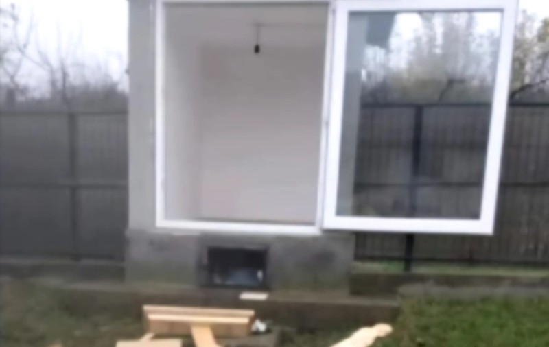 O profesoară de limba română din Iași a rupt crucile și a spart icoanele unei troițe și a fost nevoie de intervenția mascaților ca să se liniștească