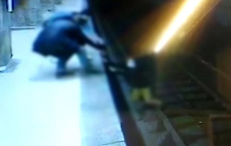 Răzvan Lupu, fiul fostului fotbalist Dănuț Lupu, este unul din salvatorii fetei care s-a aruncat pe șine, la metrou: „Am tras-o cât am putut de tare”