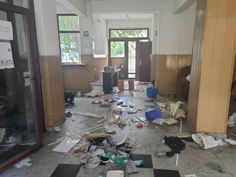 Așa arată holul de la intrarea principală în Colegiul Național „Mihai Eminescu”