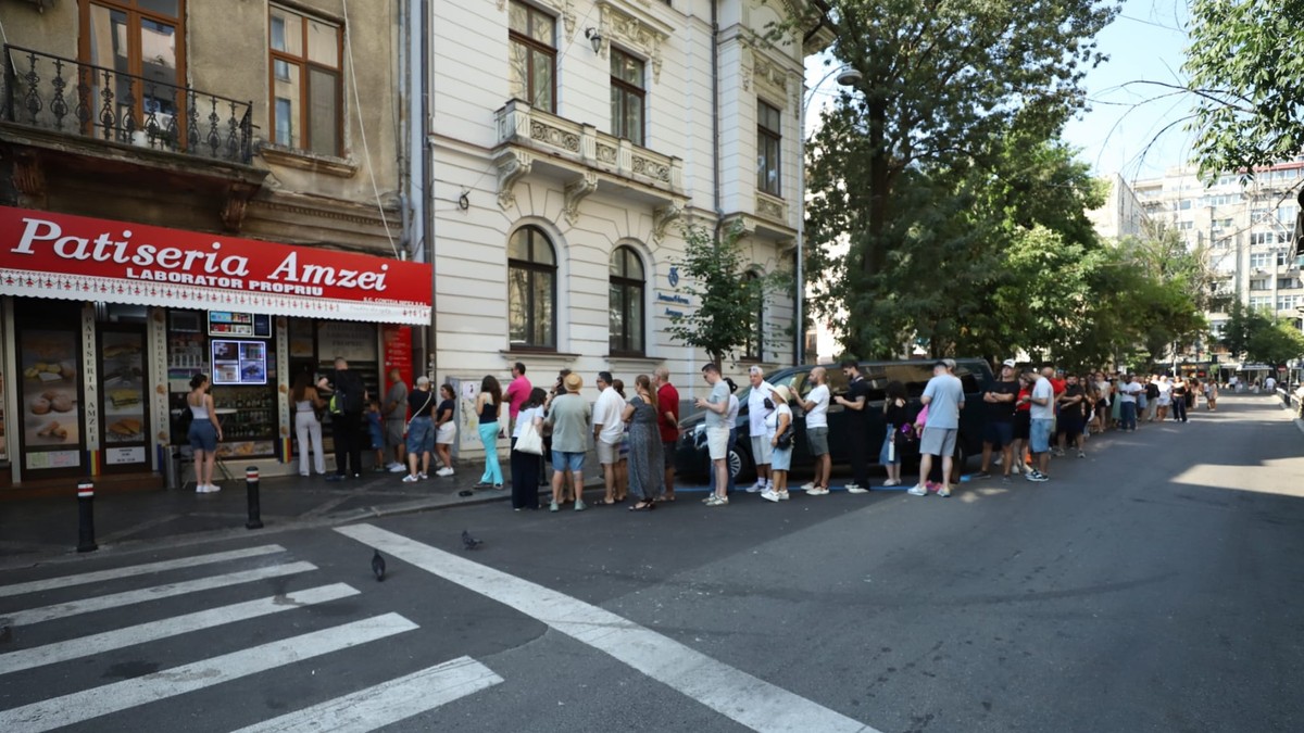 Celebra patiserie cu merdenele din Piața Amzei, luată cu asalt de clienți. Sursă foto: Dumitru Angelescu/ Libertatea.