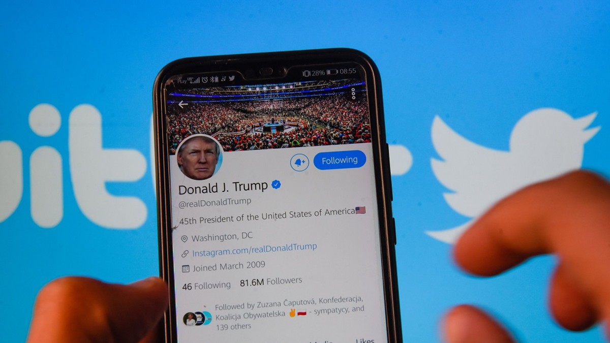 Twitter a pierdut 5 miliarde de dolari capitalizare după interzicerea lui Trump. Contul de Twitter al lui Donald Trump pe un smartphone