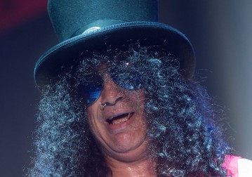 Saul Hudso, aka Slash, în timpul unui concert alături de Myles Kennedy și The Conspirators, la Atlas Arena, în Lodz, Polonia