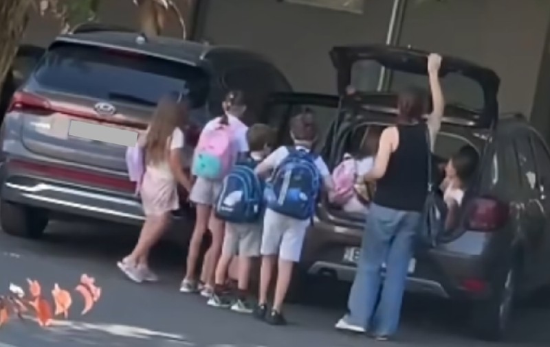 Mai mulți copii, înghesuiți în portbagajul unei mașini de către persoana adultă care îi însoţea,  în Popești-Leordeni: „Nu ţipa nimeni la ei”