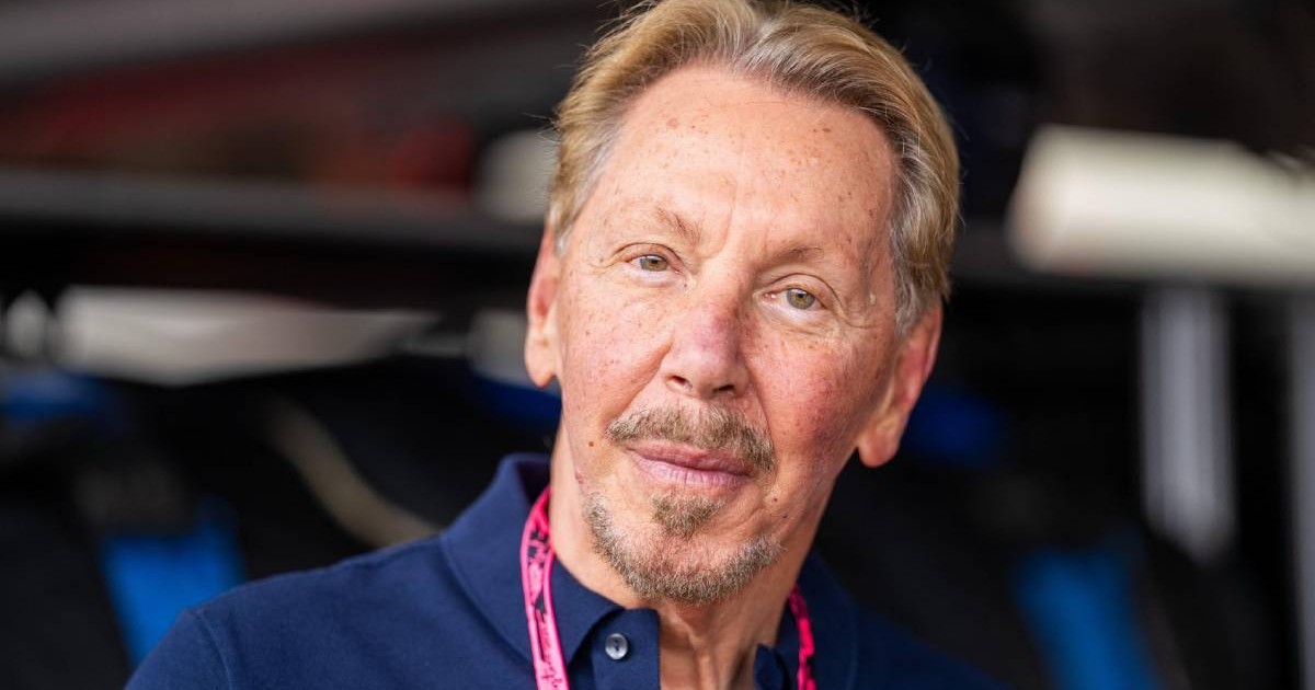 prim-plan cu Larry Ellison, fondatorul Oracle, îmbrăcat într-o cămașă bleumarin și cu o ghirlandă roșie la gât