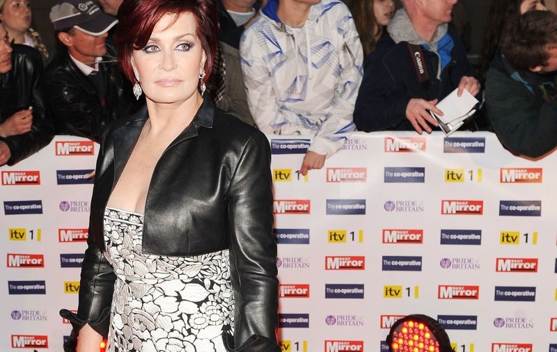 Sharon Osbourne îşi scoate silicoanele şi le dăruieşte