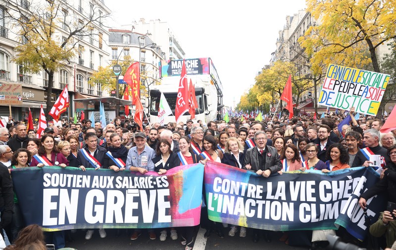 Protest uriaș la Paris. Laureata premiului Nobel pentru literatură, între cei 30.000 de manifestanți