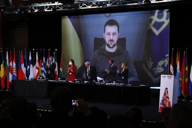 Președintele Ucrainei, Volodymyr Zelensky, participă prin telematică la cea de-a 68-a Adunare Parlamentară a NATO de la Madrid, Spania, 21 noiembrie 2022. Foto: Hepta