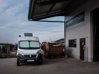 Redacția și casa echipei Teleleu.eu în curtea fermei Höfler Gemüse, Nürnberg, Germania