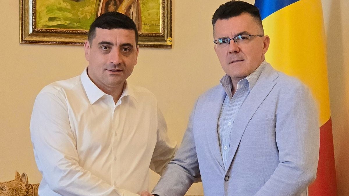 Marian Simion și Dan Dungaciu își strâng mâna. Foto Wikipedia.org
