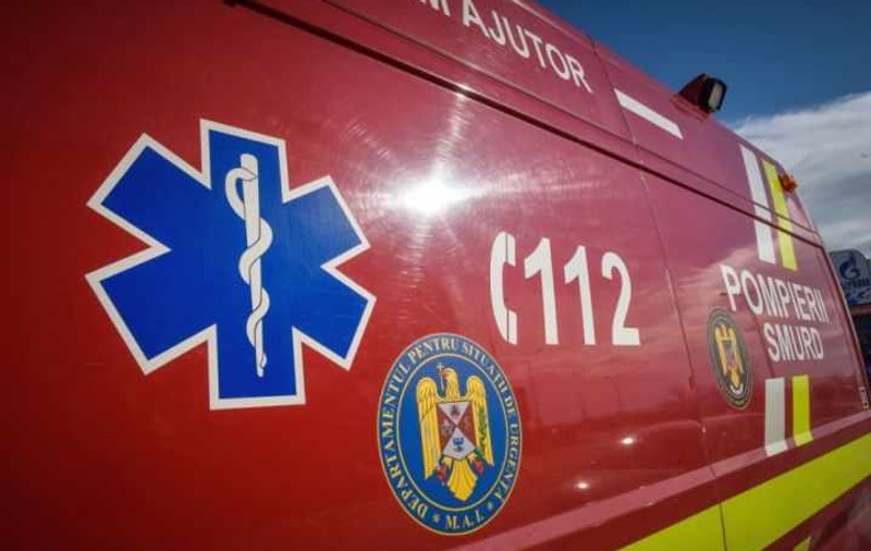 Carambol cu trei autovehicule pe un drum din județul Dolj. Zece persoane, între care şapte copii, au ajuns la spital