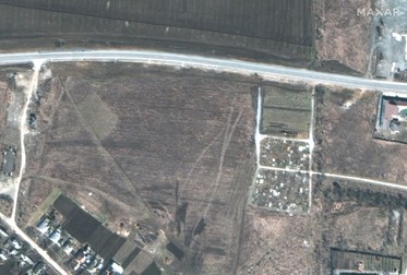 O imagine prin satelit pusă la dispoziție de Maxar Technologies care arată ceea ce pare a fi groapă comună adiacentă unui cimitir de la marginea de nord-vest a orașului Manhush, pe 19 martie. | Foto: EPA