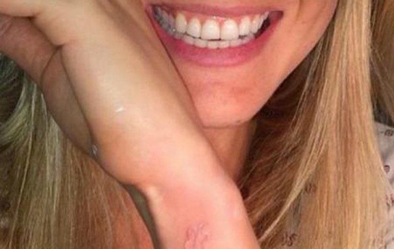 Frumoasa Bar Refaeli are un TATUAJ FUTURISTIC cu tuş ALB