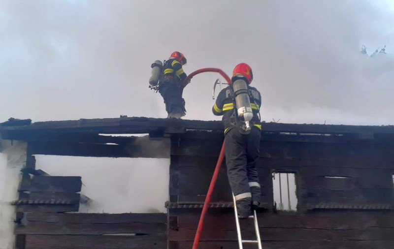 O biserică veche de aproape 300 de ani din Vâlcea, monument istoric, distrusă într-un incendiu