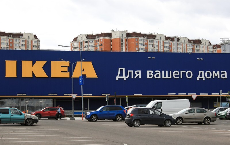IKEA își scoate la vânzare fabricile din Rusia și plănuiește reduceri de personal. Câți angajați vor rămâne fără loc de muncă