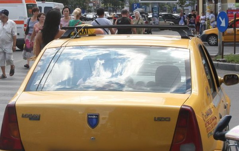 ULUITOR! Un taximetrist a intrat INTENȚIONAT cu mașina într-un polițist