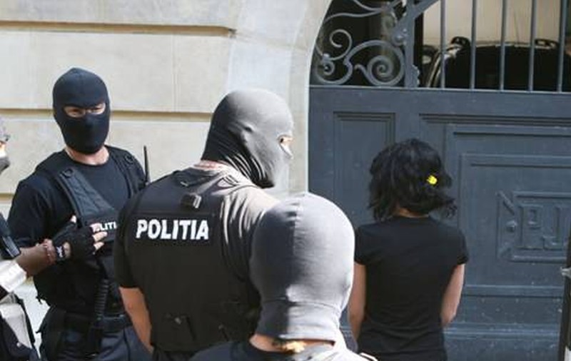 PERCHEZIȚII la PRIMĂRIA PITEȘTI și la SEDIILE unor FIRME, într-un DOSAR de CORUPȚIE!