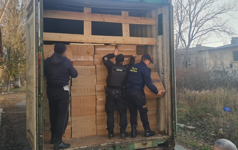 Patru persoane, reținute de DNA după ce au fost prinse când dădeau mită ca să introducă țigări de contrabandă în portul Constanța