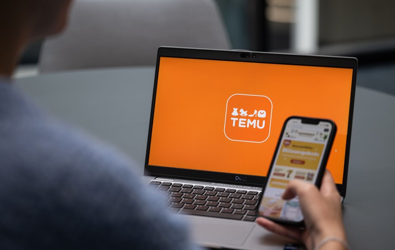 Produsele cumpărate online din afara UE vor fi mai scumpe, de la 1 iulie, din cauza taxei vamale de 3 euro pentru fiecare articol