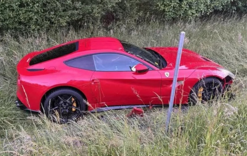 Ferrari 812 Superfast abandonat în tufișuri, pe marginea unei autostrăzi din Elveția. Reacția șoferului când l-au găsit polițiștii