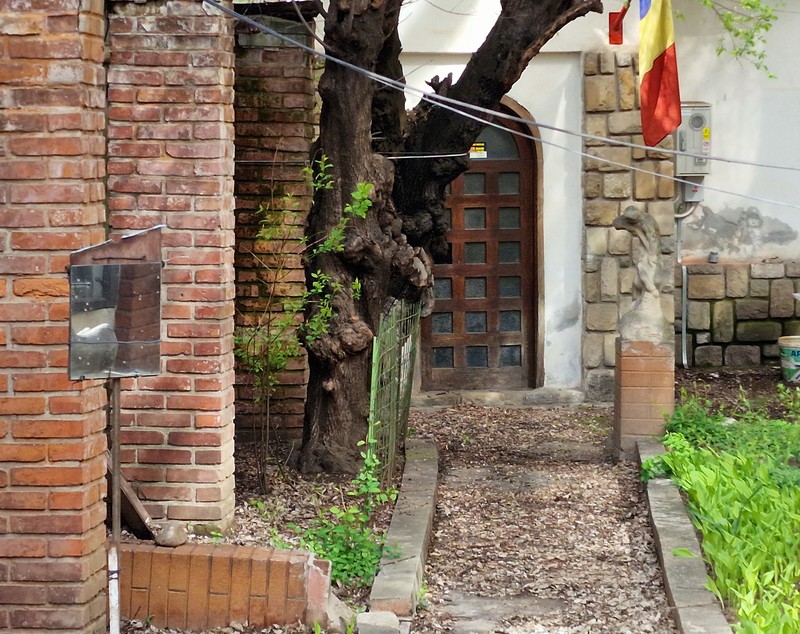 FOTO. Casa din București a unui mare scriitor și critic așteaptă de 15 ani să fie restaurată și redeschisă