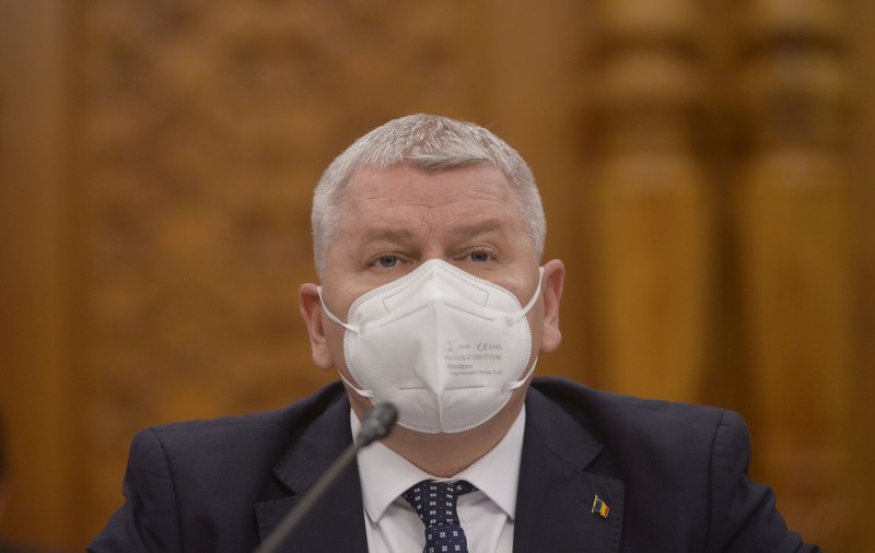 Ministrul Florin Roman, ironizat: „A găsit cartea”. Pe care
