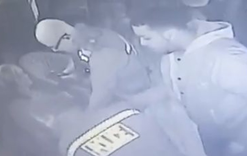VIDEO | Momentul terifiant în care un polițist a bătut o femeie care-și ținea copilul în brațe