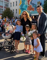 Laura Cosoi alături de soț și de fetele lor, în prima zi de școală a Verei
