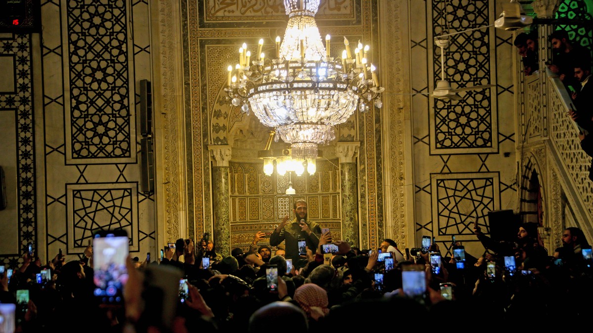 Liderul rebelilor, Abu Mohammed al-Golani, ține un discurs în Moscheea Umayyad din Damasc Foto: Profimedia
