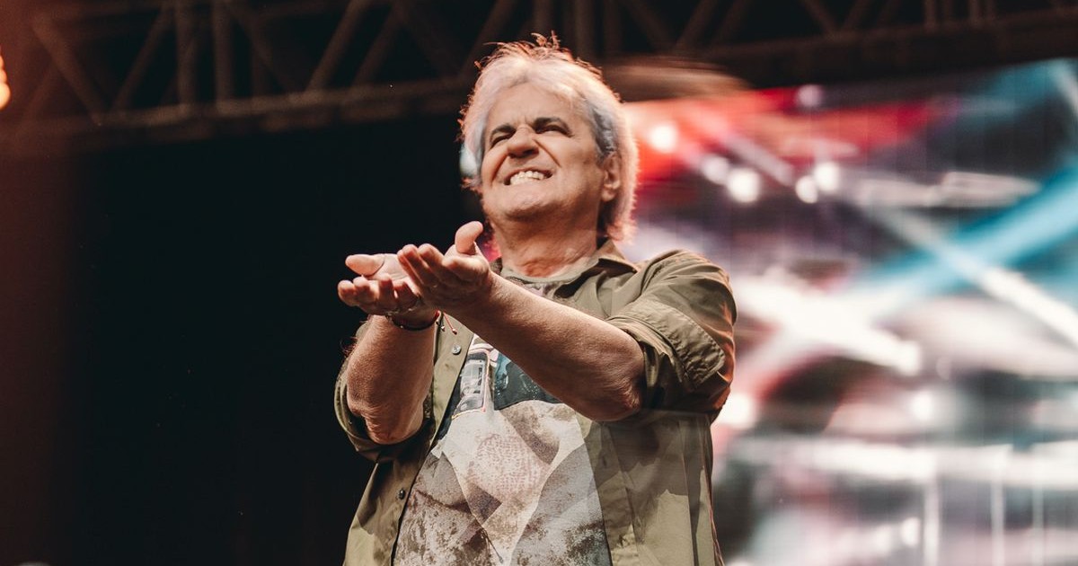 Cristi Minculescu pe scena de la Arenele Romane din București la concertul Iris - Primii 45+1 | Foto: Miluță Flueraș
