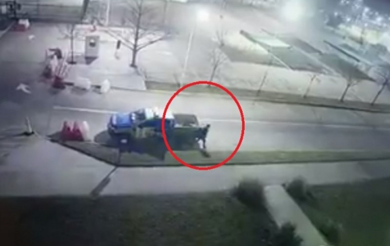 Un deținut a evadat din mașina poliției după ce agenții au adormit