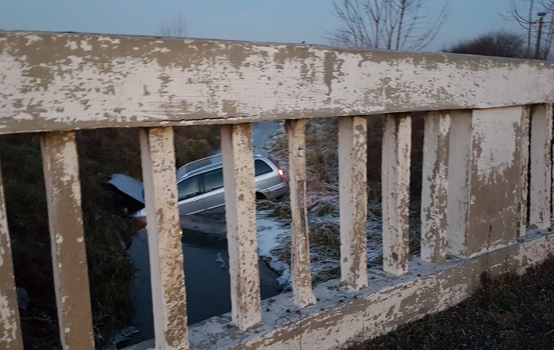 Au plonjat cu mașina într-un canal de irigații din Arad. Aventură șocantă pentru doi soți la începutul noului an