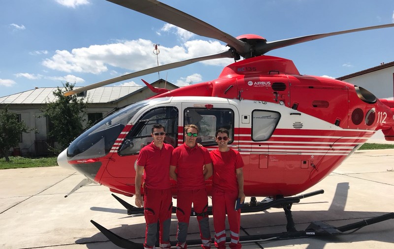 Piloţii de pe elicopterele SMURD care îşi riscă viaţa „pentru ca alţii să trăiască”. Unul a salvat piloţii care s-au catapultat din avionul prăbușit în Bacău