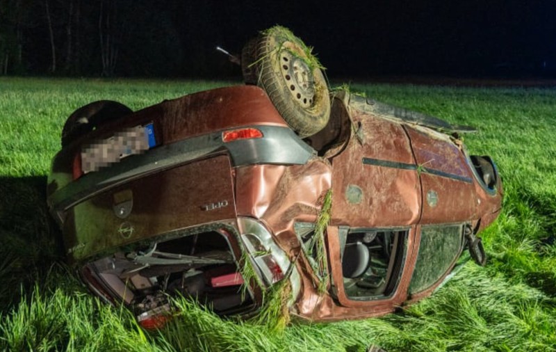 Trei tineri din Germania s-au răsturnat cu un Opel Corsa și s-au târât un kilometru pentru a cere ajutor