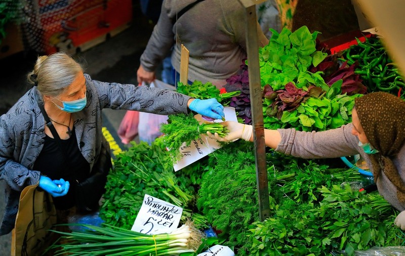 O femeie care știa că are Covid a plecat de acasă ca să vândă legume în piață, la Galați