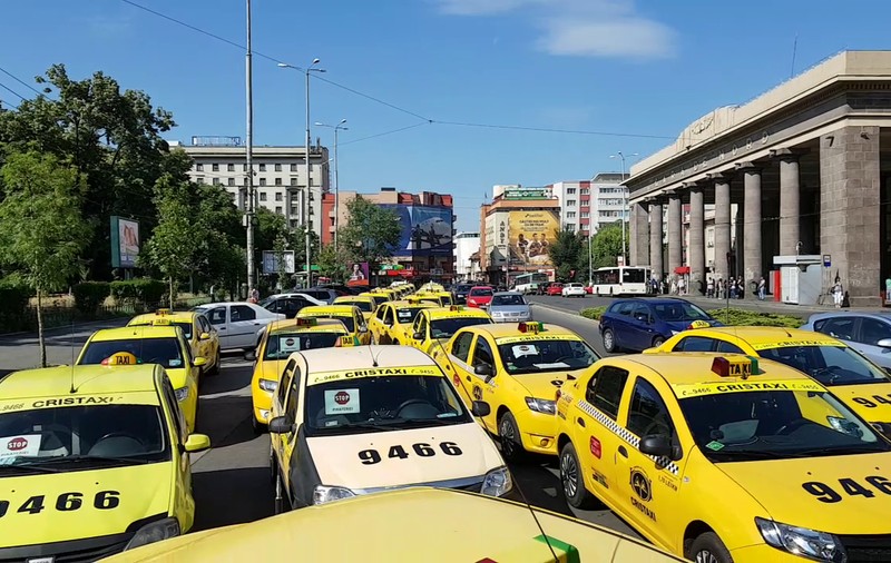VIDEO | Protest al taximetriştilor din Bucureşti împotriva UBER! Sute de şoferi de taxi au pichetat Ministerul Transporturilor