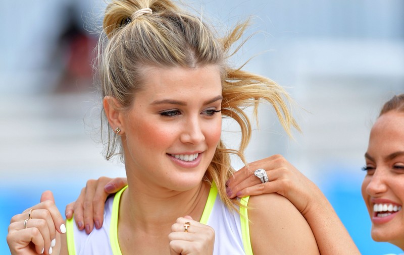 Eugenie Bouchard a jucat fotbal pe plajă în scop caritabil. A schimbat pase cu legendarul Valderrama | GALERIE FOTO&VIDEO