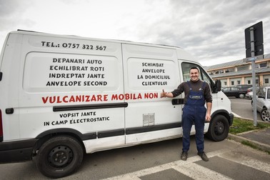 Alexandru spune că îi ajută pe cei rămași în pană