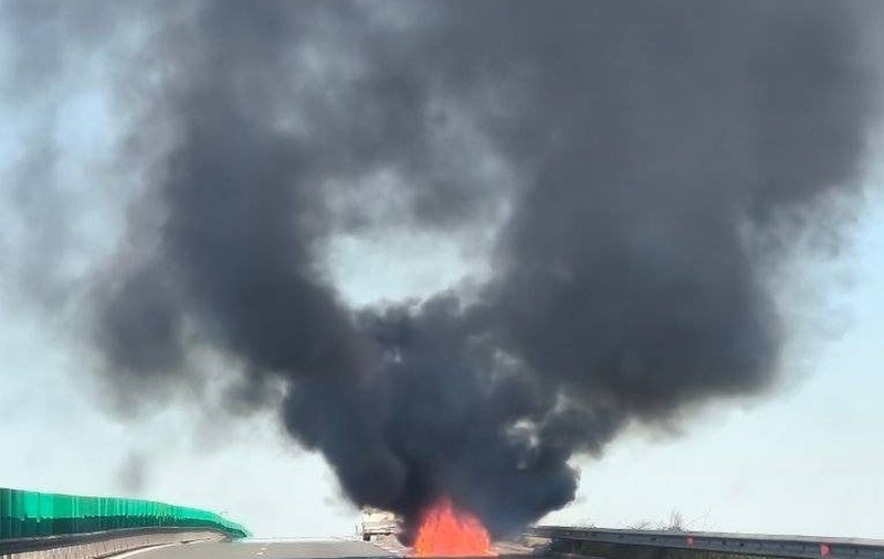 O mașină a luat foc pe Autostrada A2. Traficul este oprit pe sensul către Constanța