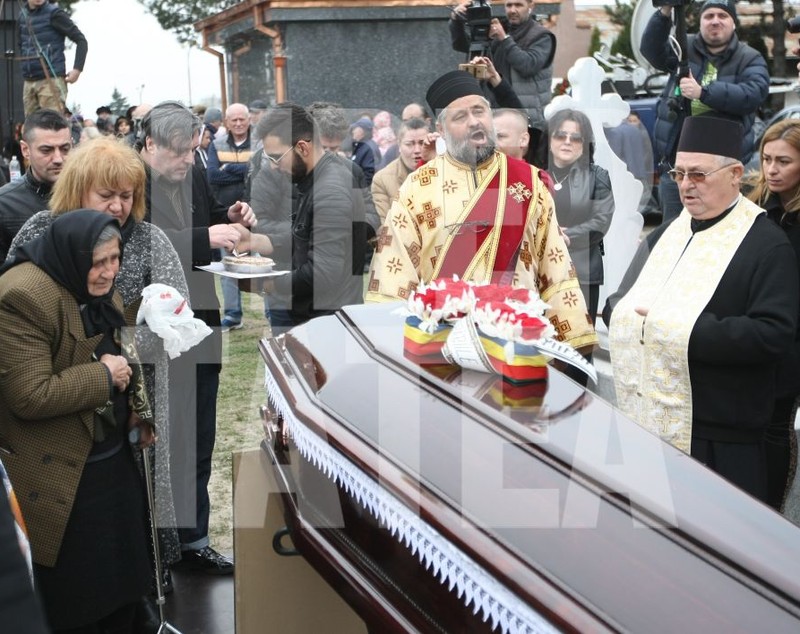 VIDEO și FOTO EXCLUSIV / Ileana Ciuculete a fost înmormântată. Cântăreața de muzică populară a fost condusă pe ultimul drum de sute de persoane