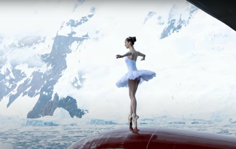 Imagini virale cu o balerină care dansează cu grație în Antarctica, înconjurată de gheață: „Am fost un pic speriată” I VIDEO