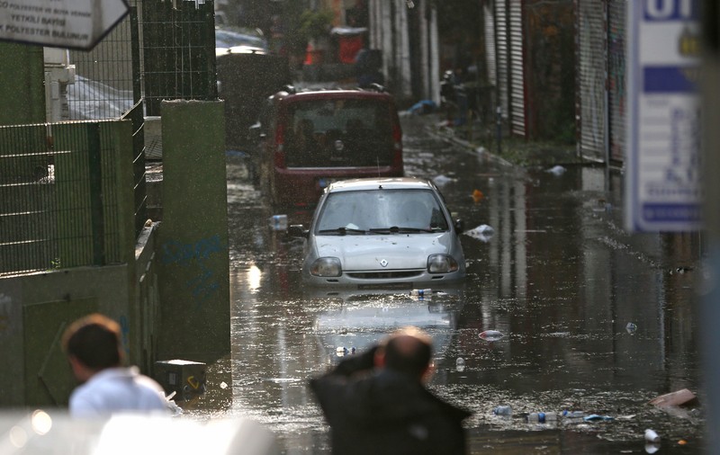 Furtună violentă la Istanbul, soldată cu cel puțin zece răniți | FOTO și VIDEO