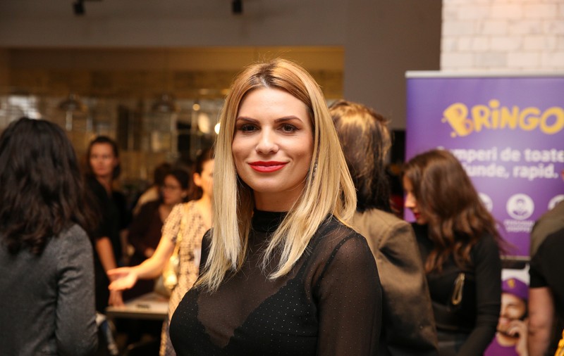 Ellie White încearcă să cucerească Rusia. Soțul a pus-o în contact cu DJ celebri din Moscova