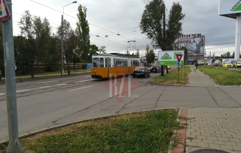 Un vatman a fost amenințat cu moartea de un călător, la Iași. Incidentul a avut loc după ce ușa tramvaiului a prins piciorul unui copil