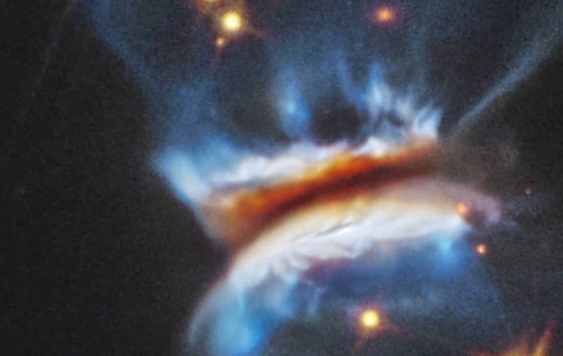„Hamburgerul lui Dracula” și un adevărat „Război al stelelor”, imagini spectaculoase surprinse de telescoapele spațiale la milioane de ani-lumină de Pământ