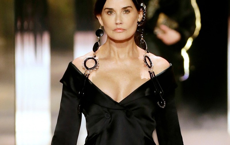 Demi Moore, criticată de admiratori după apariția la Paris Fashion Week: ”Ce ai făcut cu fața ta?”