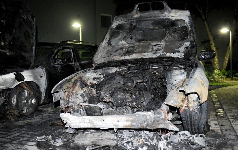 Foto | Acte de vandalism la Berlin. Anarhiştii au incendiat maşini pentru a treia noapte consecutiv